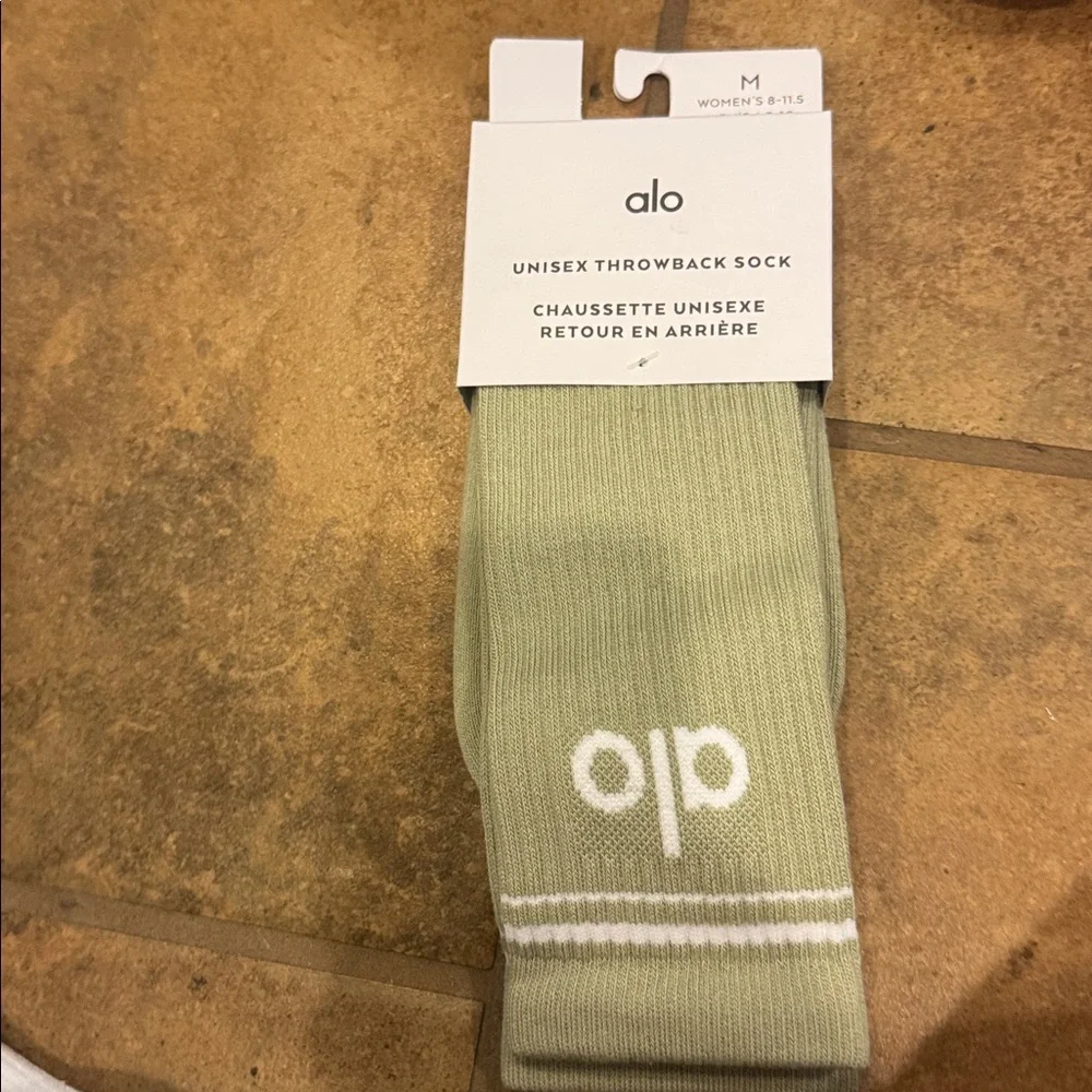 NWT Alo Yoga Unisex Throwback Sock - Picture 2 of 2